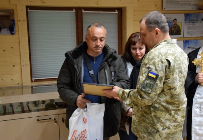 Батькам загиблого прикордонника з Волині вручили його погони «старшого сержанта». ФОТО