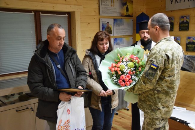 Батькам загиблого прикордонника з Волині вручили його погони «старшого сержанта». ФОТО