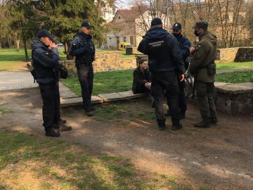 Біля меморіалу у Луцьку затримали чоловіка з пістолетом. ФОТО