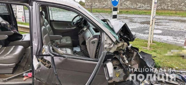 На трасі «Київ-Чоп» в страшній аварії загинула 25-річна вагітна жінка. ФОТО