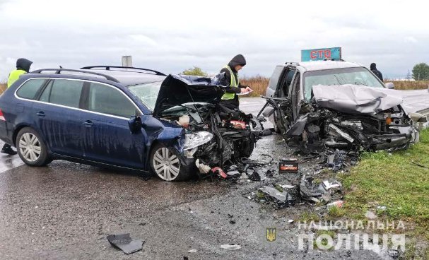 На трасі «Київ-Чоп» в страшній аварії загинула 25-річна вагітна жінка. ФОТО