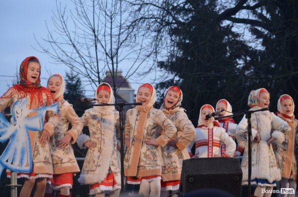 У Луцьку запалили новорічну ялинку. ФОТО