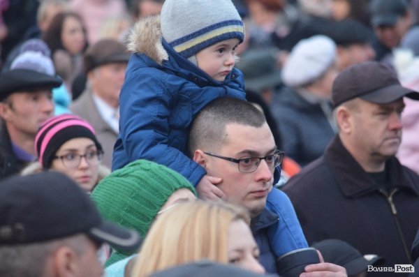 У Луцьку запалили новорічну ялинку. ФОТО