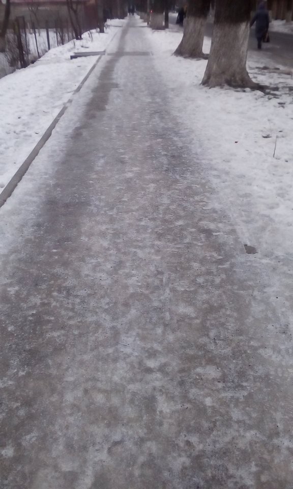 Луцьких комунальників запросили спробувати «незнайомі еротичні позиції» на покритій льодом вулиці. ФОТО