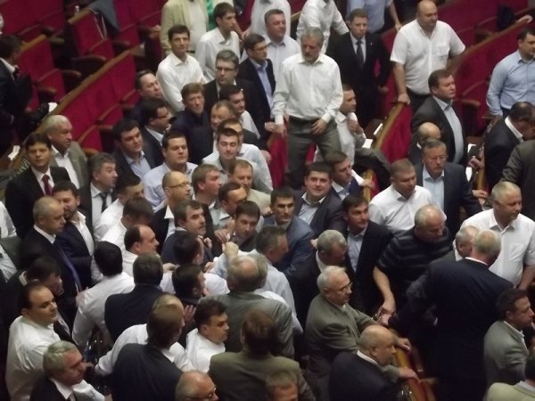 У Верховній Раді ‒ бійка. ФОТО. ВІДЕО