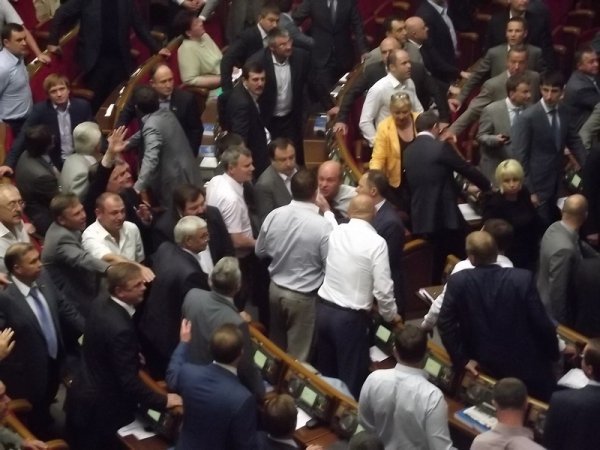 У Верховній Раді ‒ бійка. ФОТО. ВІДЕО