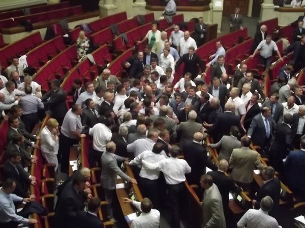 У Верховній Раді ‒ бійка. ФОТО. ВІДЕО