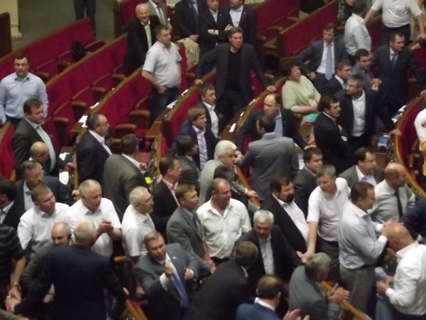 У Верховній Раді ‒ бійка. ФОТО. ВІДЕО