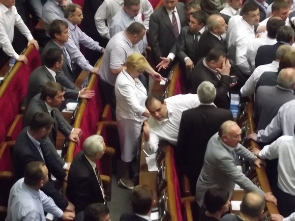 У Верховній Раді ‒ бійка. ФОТО. ВІДЕО