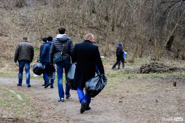 У джинсах та рукавичках: як Савченко зі студентами збирав сміття. ФОТО
