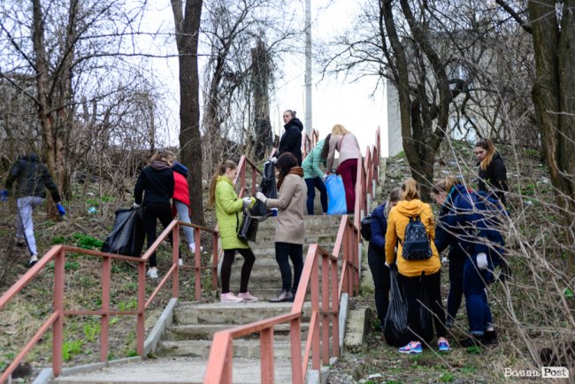 У джинсах та рукавичках: як Савченко зі студентами збирав сміття. ФОТО