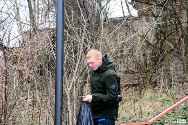 У джинсах та рукавичках: як Савченко зі студентами збирав сміття. ФОТО