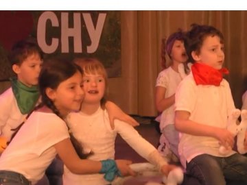 У Луцьку «сонячні» дітки разом з юними театралами презентували виставу. ВІДЕО