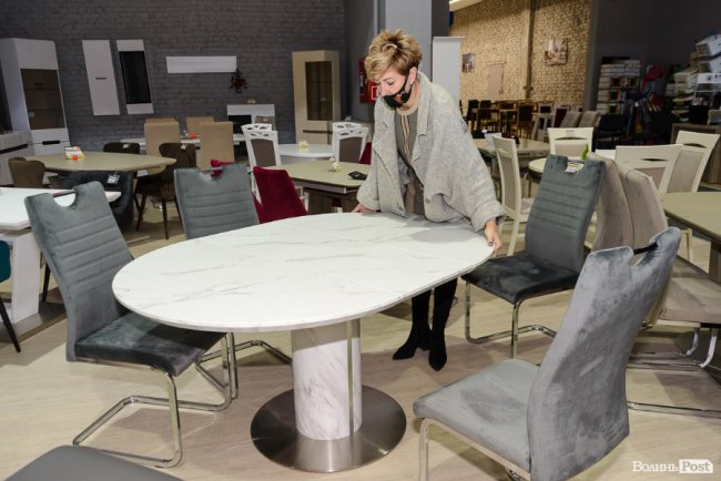 У Новий рік – із новими меблями: у луцькому торговому центрі «Нова Маркет» – знижки на столи і дивани. ФОТО*