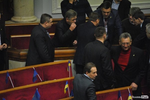 Волинський нардеп під час засідання їв горішки і длубався в зубах. ФОТО