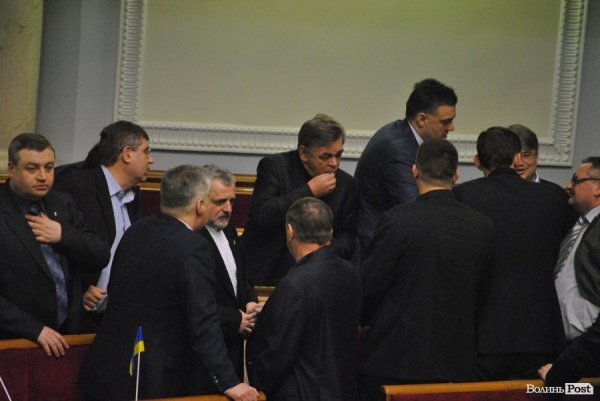 Волинський нардеп під час засідання їв горішки і длубався в зубах. ФОТО