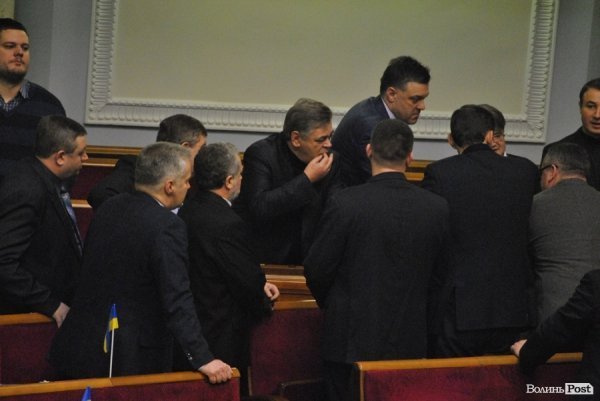 Волинський нардеп під час засідання їв горішки і длубався в зубах. ФОТО