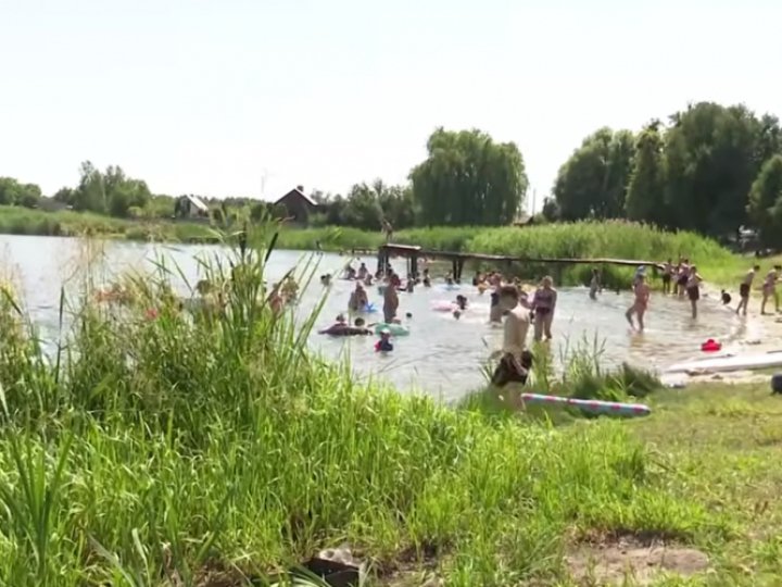 На Волині відпочивальники знайшли в озері протитанкову міну. ВІДЕО