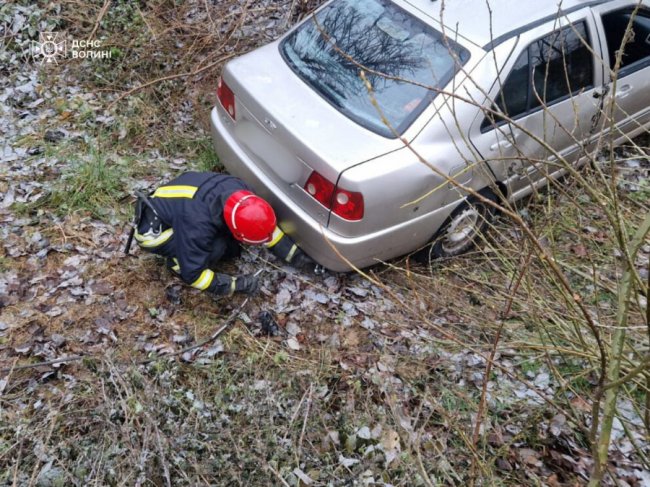 На Волині у кювет злетіла автівка