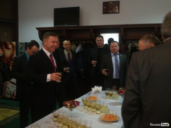 Луцьким депутатам влаштували «новорічний корпоратив». ФОТО. ВІДЕО