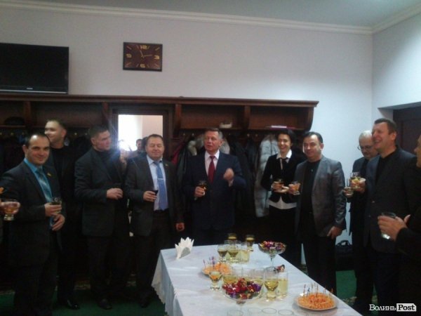 Луцьким депутатам влаштували «новорічний корпоратив». ФОТО. ВІДЕО