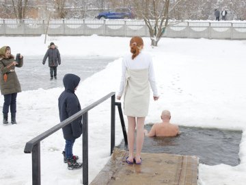Як на Водохреще пірнали у Нововолинську
