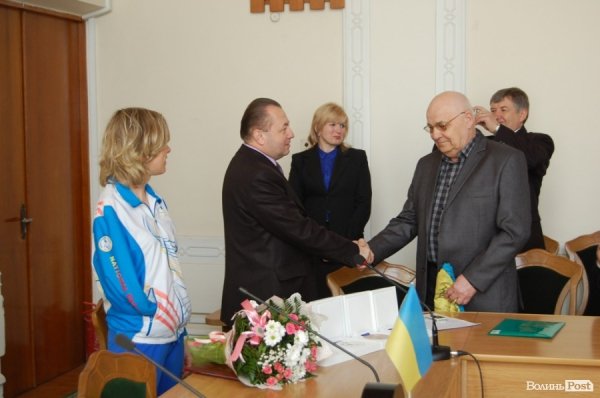 Волинська паралімпійка показала свої медалі губернатору. ФОТО. ВІДЕО