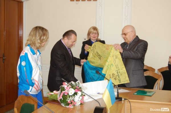 Волинська паралімпійка показала свої медалі губернатору. ФОТО. ВІДЕО