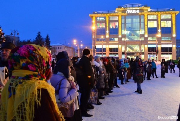 Засвітили головну ялинку Луцька. ФОТО 