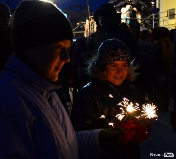 Засвітили головну ялинку Луцька. ФОТО 