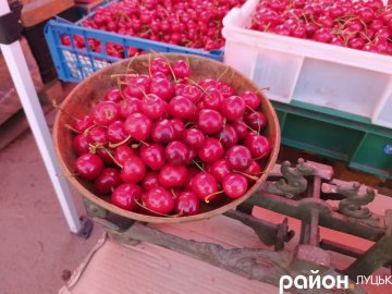 Скільки коштує полуниця та черешня на луцьких ринках