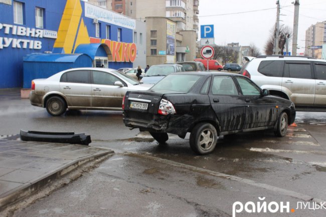 Аварія у Луцьку: зіткнулись Mercedes і ВАЗ. ФОТО