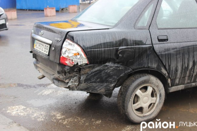 Аварія у Луцьку: зіткнулись Mercedes і ВАЗ. ФОТО