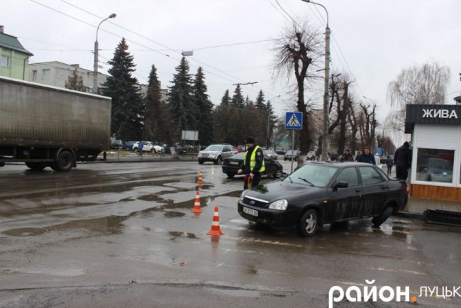 Аварія у Луцьку: зіткнулись Mercedes і ВАЗ. ФОТО