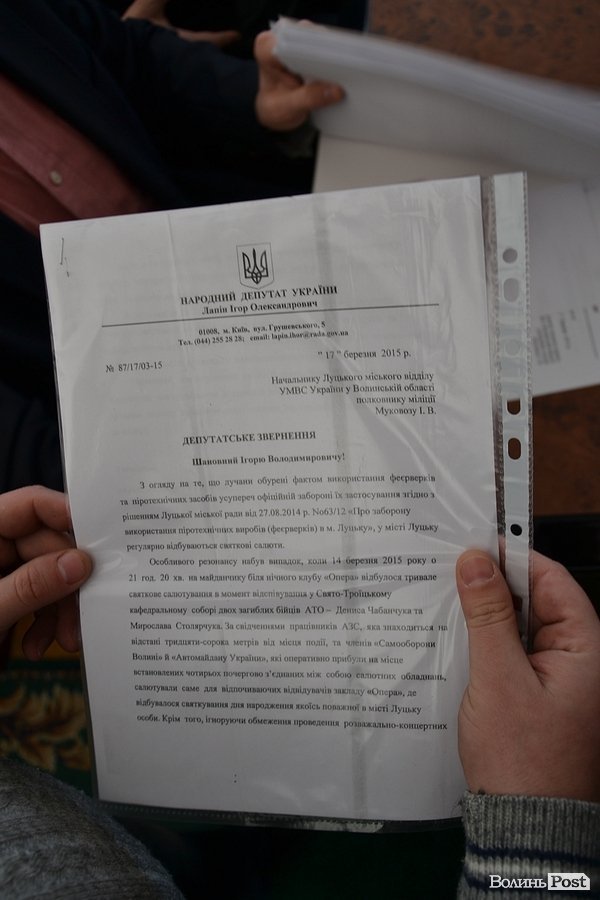 У Луцьку пускали салюти, коли заносили тіла в собор. ФОТО