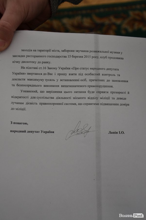 У Луцьку пускали салюти, коли заносили тіла в собор. ФОТО