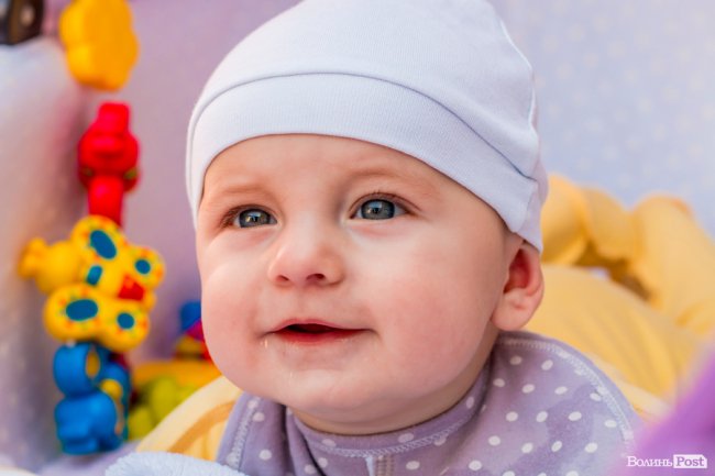 Усміхнені лучани в день народження смайлика. ФОТО