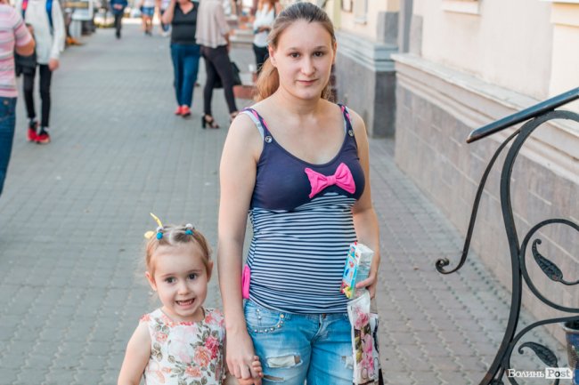 Усміхнені лучани в день народження смайлика. ФОТО