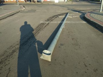 На Волині водій збив та «покатав» на даху машини стовп. ВІДЕО