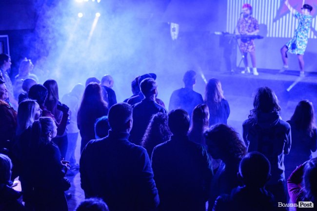 «GAS у Луцьку доведеться освячувати»: ФОТОРЕПОРТАЖ з епатажного концерту «Хамерманів» в халатах і трусах