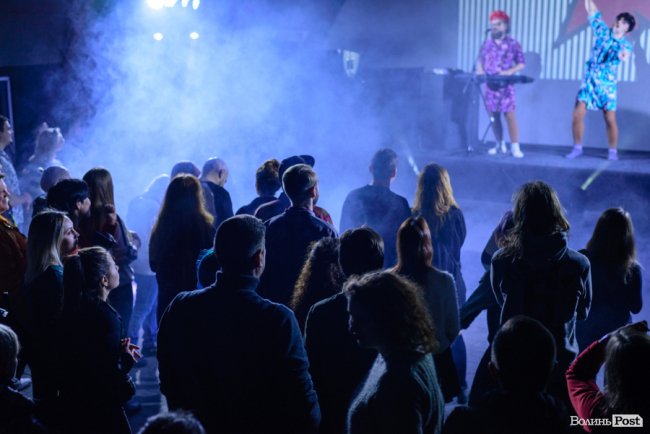 «GAS у Луцьку доведеться освячувати»: ФОТОРЕПОРТАЖ з епатажного концерту «Хамерманів» в халатах і трусах