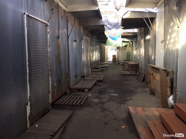 Контейнери непродовольчих товарів на ринку