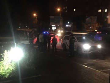 Вгамовувати дебоширів біля луцького супермаркету приїхало три екіпажі патрульних. ФОТО