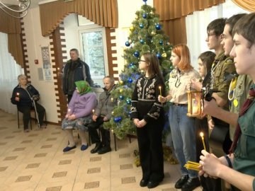 Пластуни передали Вифлеємський вогонь до геріатричного пансіонату у Луцьку