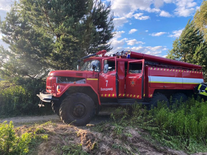 Горів диван і підлога навколо нього: на Волині врятували чоловіка під час пожежі будинку
