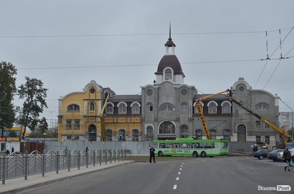 У Луцьку офіційно відкрили оновлений Привокзальний майдан. ФОТО