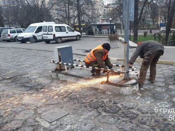 У Старому місті демонтують боларди та бетонні обмежувачі руху. ФОТО