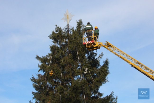 У Нововолинську прикрасили головну ялинку міста. ФОТО