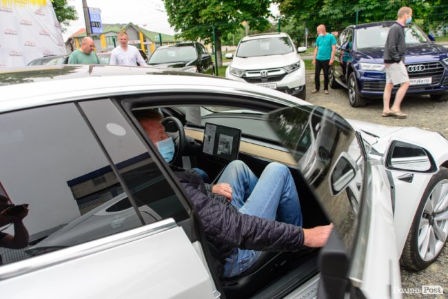 У Луцьку відкрили перший сервіс з продажу електромобілів*