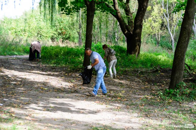 «Ми можемо прибрати, а ви хоча б не смітіть»: як у Луцьку розчищали парк на Потебні